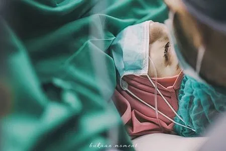 11 Potret Haru Detik-detik Irish Bella Melahirkan Anak Pertama, Ammar Zoni Tak Kuasa Menahan Tangis di Ruang Operasi