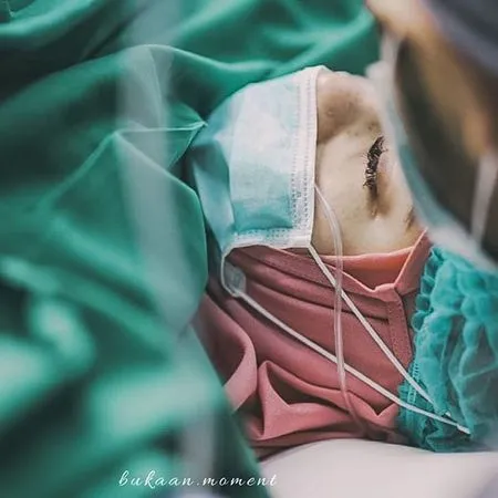 11 Potret Haru Detik-detik Irish Bella Melahirkan Anak Pertama, Ammar Zoni Tak Kuasa Menahan Tangis di Ruang Operasi