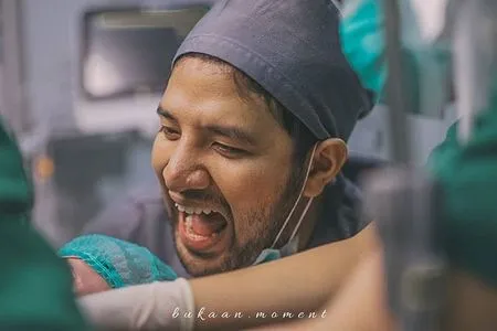 11 Potret Haru Detik-detik Irish Bella Melahirkan Anak Pertama, Ammar Zoni Tak Kuasa Menahan Tangis di Ruang Operasi