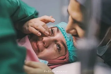 11 Potret Haru Detik-detik Irish Bella Melahirkan Anak Pertama, Ammar Zoni Tak Kuasa Menahan Tangis di Ruang Operasi