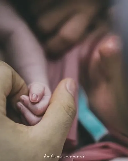 11 Potret Haru Detik-detik Irish Bella Melahirkan Anak Pertama, Ammar Zoni Tak Kuasa Menahan Tangis di Ruang Operasi