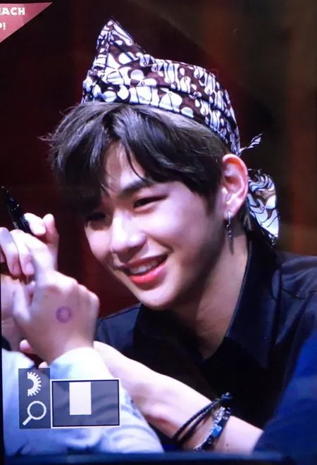 11 Potret K-Pop Idol Cowok yang Pernah Pakai Blangkon, Gantengnya Jadi Pingin Panggil 'Mas'!