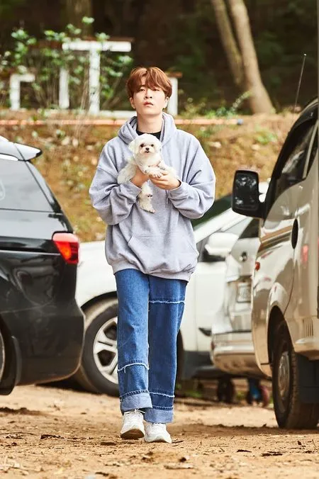 11 Potret Kompak Idol K-Pop dengan Peliharaan di Lokasi Idol Star Dog Championship, Kembaran Baju - Cosplay