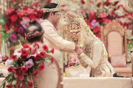 11 Potret Momen Detik-detik Ria Ricis Pertama Kali Cium Tangan Suami, Rasanya Nggak Kebayang Sampai Kini Resmi Menikah dengan Teuku Ryan