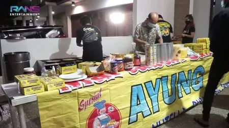 11 Potret Nagita Slavina Borong Jajanan ke Rumahnya - Ada Bakso, Cakwe, hingga Jajanan Masa Kecil yang Bikin Nostalgia