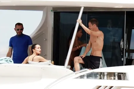 12 Foto Bella Hadid Terciduk Ciuman Mesra dengan Pacar Barunya, Marc Kalman Saat Liburan di Prancis