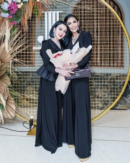 12 Foto Dan Fakta Junita Liesar Sosialita Cantik Yang Ungkap Kebohongan Ayah Angkat Syahrini Kapanlagi Com Ivan gunawan dan junita liesar mengeluarkan koleksi junita liesar x ivan gunawan yang baru diluncurkan pada 6 mei lalu. fakta junita liesar sosialita cantik