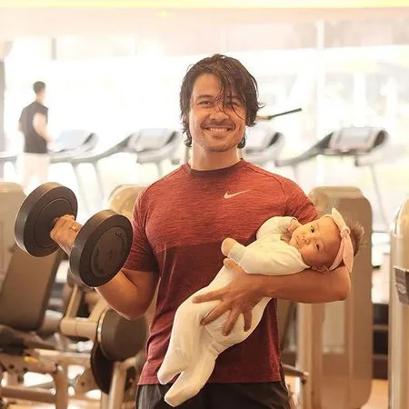 12 Foto Ganteng Chicco Jerikho Saat Asuh Baby Surinala, Hot Daddy Banget!