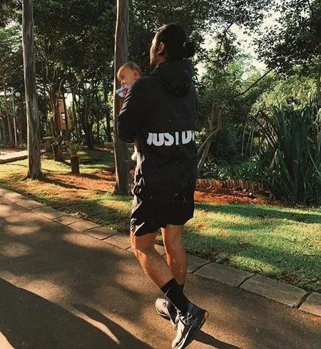 12 Foto Ganteng Chicco Jerikho Saat Asuh Baby Surinala, Hot Daddy Banget!