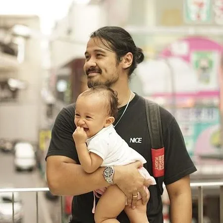 12 Foto Ganteng Chicco Jerikho Saat Asuh Baby Surinala, Hot Daddy Banget!