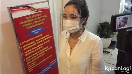 12 Foto Gisella Anastasia Kembali Wajib Lapor ke Polda, Tak Lagi Canggung Sempat Tersenyum dan Lambaikan Tangan ke Awak Media