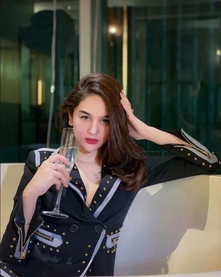 12 Foto Cantiknya Hana Hanifah, Ramai Diduga Artis Berinisial HH yang Terlibat Kasus Prostitusi Online