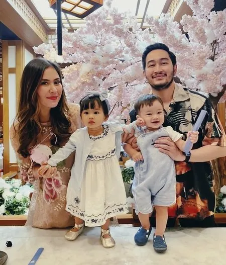 12 Foto Kebersamaan Selebritis Bareng Anak Kembar Mereka Bikin Gemas Dan Kompak Selalu Kapanlagi Com