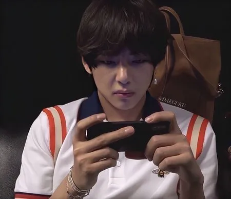 12 Foto Kim Taehyung V Bts Yang Boyfriend Material Banget Bikin Bangga Dipamerin Di Socmed Bisa Jadi Lock Screen Hp Kapanlagi Com