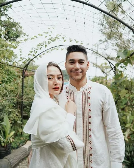 12 Foto Pasangan Selebriti Indonesia Ini Kembaran Baju Saat Lebaran, Mesra dan Serasi Banget!