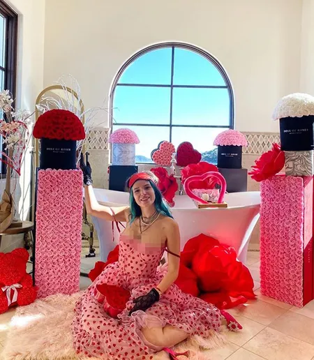12 Foto Perayaan Hari Valentine Artis Hollywood, Ciuman Mesra - Surprise Romantis Penuh Cinta