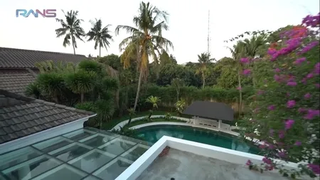 12 Foto Rumah Rieta Amilia Mertua Raffi Ahmad Yang Mau Dijadikan Kantor Rans Bernuansa Villa Bali Punya Kolam Renang Luas Dan Area Gym Kapanlagi Com