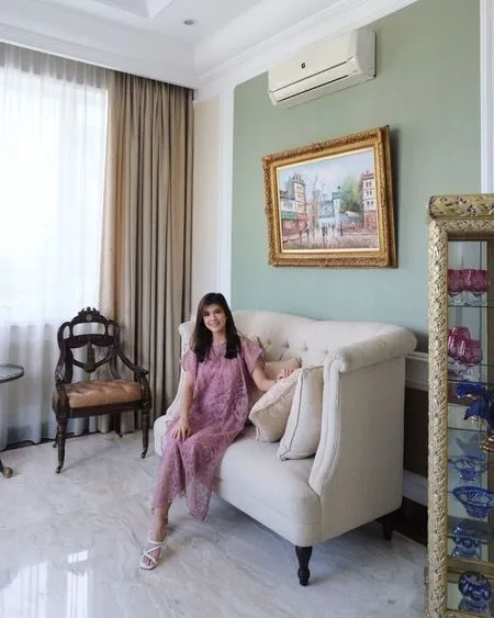 12 Penampakan Sudut Rumah Raya Kohandi Ada Kolam Renang Kecil Dan Terdapat Balkon Dengan Pemandangan Yang Indah Kapanlagi Com