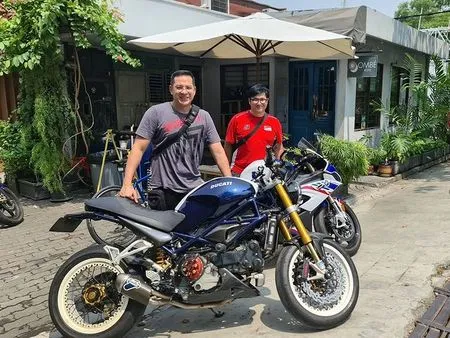 12 Potret Ari Wibowo yang Masih Begitu Aktif di Usia 50 Tahun, Latihan Menembak Sampai Hobi Naik Motor Gede!