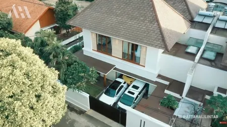 12 Potret Rumah Baru Lesti, Mewah Dilengkapi Kolam Renang - Koleksi Mobil Sport Super Mahal Rizky Billar Jadi Sorotan