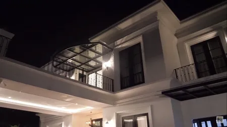 12 Potret Rumah Megah Arie Untung dan Fenita, Punya Area Gym di Sebelah Kolam Renang dan Studio Foto Pribadi