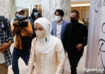 12 Potret Tamu Undangan Resepsi Ria Ricis dan Teuku Ryan, Titi Kamal Pakai Dress Merah Merona - Nissa Sabyan Dateng Bareng Ayus