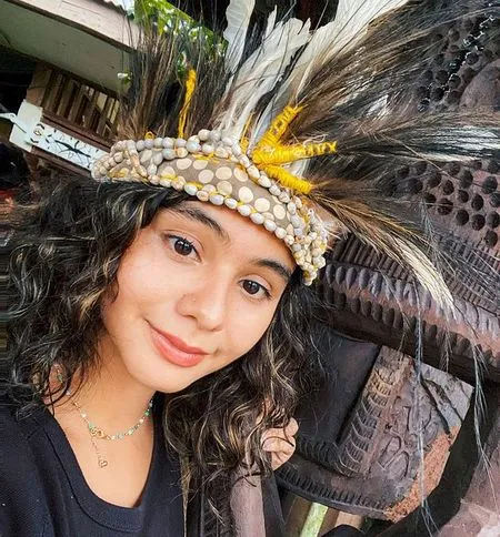 12 Potret Terbaru Sahila Hisyam Sukses Curi Perhatian, Cantik Pakai Baju Adat Papua - Memukau dengan Rambut Curly Pendek