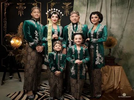 13 Foto Pemotretan Keluarga Anang Ashanty Kenakan Pakaian Adat Jawa Serasi Bak Keluarga Kerajaan Senyum Manis Aurel Selalu Menarik Perhatian Kapanlagi Com