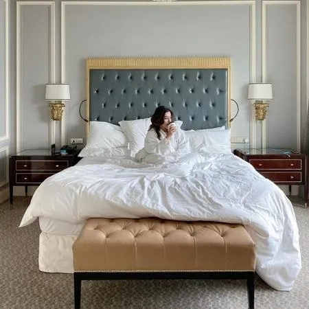 13 Gaya Trendy & Mahal Nurbaety Asisten Hotman Paris, Kenakan Tas Ratusan Juta - Tak Kalah Mewah Dari Bosnya Sendiri!