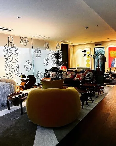 14 Foto Apartemen Mewah G Dragon Penuh Barang Unik Lukisan Artistik Bak Galeri Seni Kapanlagi Com