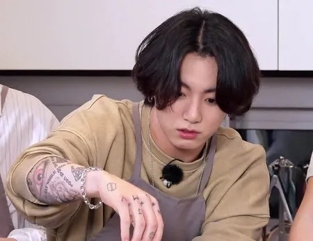 14 K-Pop Idol Cowok yang Tak Sungkan Pamerkan Tato-nya: Ten NCT, Jungkook BTS, Sampai Jackson GOT7!