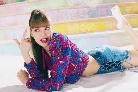 14 Outfit Kece Lisa BLACKPINK di MV Debut Solo 'LALISA', Sempat Pakai Baju Tradisional Thailand dengan Gaya Modern!