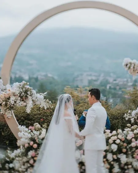 14 Potret Detail Acara Pernikahan Denny Sumargo Dan Olivia Allan Momen Haru Keluarga Menangis Keindahan Cincin Nikah Kapanlagi Com