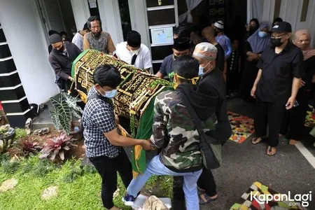 14 Potret Momen Pemakaman Ibunda Denny Cagur, Dihiasi Nuansa Haru, Kesedihan dan Air Mata Keluarga