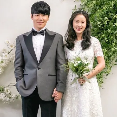 15 Foto Pernikahan Kim Tae Hee dan Lee Kyu Hyung di 'Hi Bye Mama', Manis Banget!