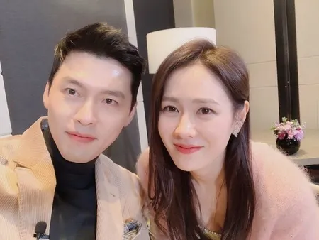 15 Momen Off-Screen Hyun Bin dan Son Ye Jin yang Begitu Manis, Mulai Dari Selfie Berdua Sampai Skinship Bikin Baper!