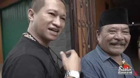 15 Penampakan Rumah Haji Bolot Banyak Barang Antik Dan Koleksi Macam Macam Golok Kapanlagi Com