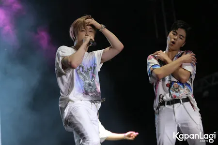 15 Potret iKON Panaskan Panggung GUDFEST, Tampil Keren Meski Tanpa Hanbin (B.I)
