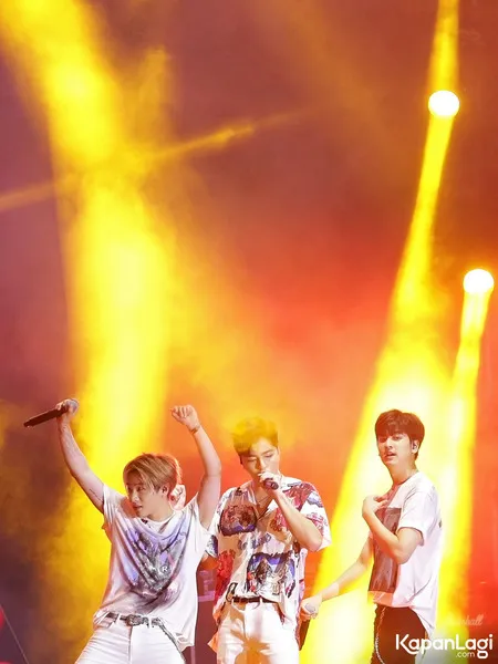 15 Potret iKON Panaskan Panggung GUDFEST, Tampil Keren Meski Tanpa Hanbin (B.I)