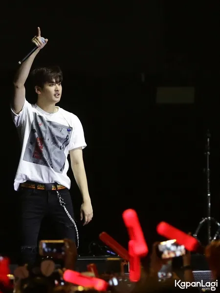 15 Potret iKON Panaskan Panggung GUDFEST, Tampil Keren Meski Tanpa Hanbin (B.I)