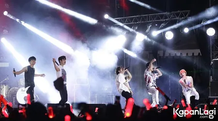 15 Potret iKON Panaskan Panggung GUDFEST, Tampil Keren Meski Tanpa Hanbin (B.I)