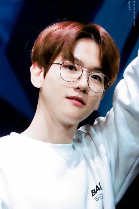 16 Potret Baekhyun Exo Pake Kacamata Pancarkan Pesona Bak Kakak Tingkat Ganteng Boyfriend Material Banget Kapanlagi Com