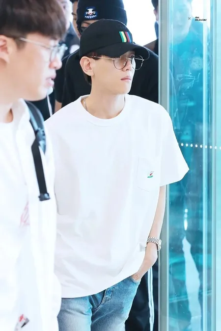 16 Potret Baekhyun Exo Pake Kacamata Pancarkan Pesona Bak Kakak Tingkat Ganteng Boyfriend Material Banget Kapanlagi Com