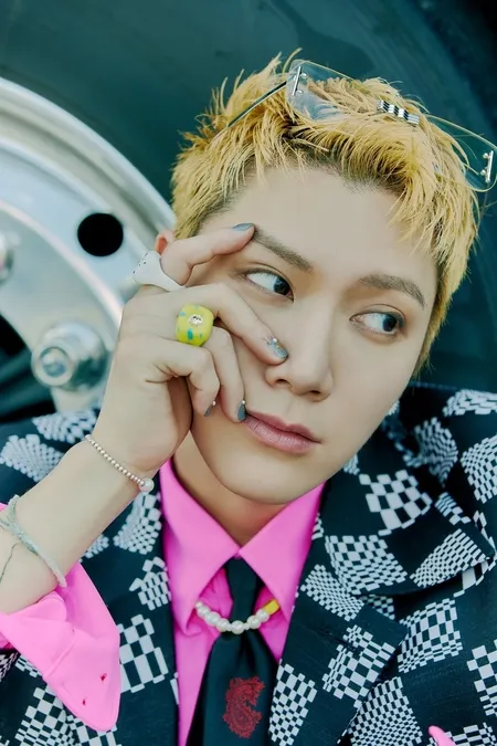 17 Foto Teaser Ten NCT Single Solo 'Paint Me Naked', Edgy dengan Kuku Dihiasi Nail Art dan Rambut Blonde Cepak!