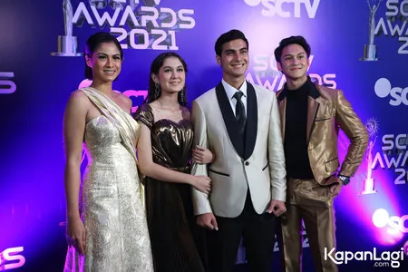 17 Potret Gaya Glamor Selebriti di Red Carpet 'SCTV Awards 2021, Ada Antonio Blanco Jr Tampil Bak Prince Charming - Celine Evangelista Pamer Kaki Jenjang!