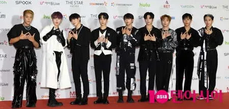 18 Foto Idola Cowok di Red Carpet AAA 2021, Doyoung NCT dan Bambam GOT7 Tetap Menawan Meskipun Datang Sendiri