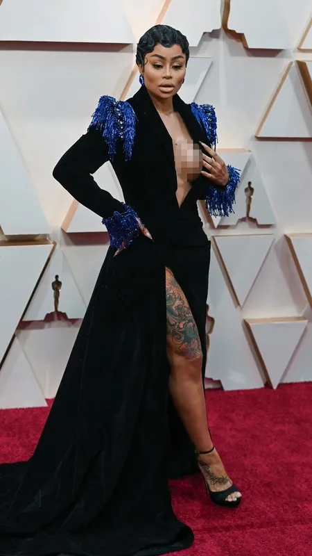 THROWBACK 2020: 20 Busana Red Carpet Paling Fail Sepanjang Tahun 2020, Dari yang Nyeleneh Hingga Norak Abis