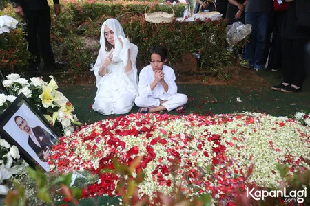 20 Foto Pemakaman Ashraf Sinclair Bcl Bersimpuh Di Makam Hingga Tangisan Noah Sang Putra Mengantar Ayahnya Kapanlagi Com