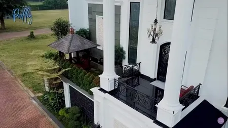 20 Potret Detail Rumah Mewah Prilly Latuconsina Furniture Serba Gold Bagai Di Hotel Punya Fasilitas Lengkap Dari Gym Sampai Ruang Karaoke Kapanlagi Com
