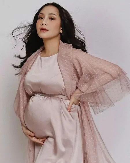 20 Selebritis yang Sedang Mengandung dan Kelihatan Glowing, Ada yang Menanti Anak Kembar - Hamil di Usia Lebih dari 40